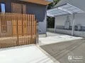 プライバシーを守るスクリーンフェンスが和モダンな雰囲気の新築外構