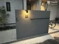 大きな塗装門柱が目を引くモダンでありながら温かみのある新築外構
