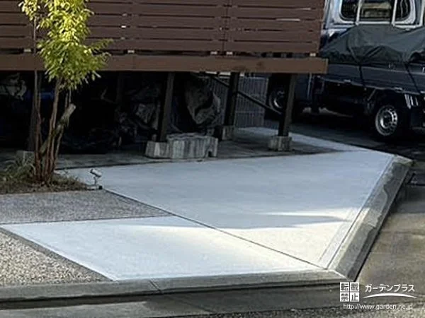 芝生の駐車スペースにコンクリートを打設してローメンテナンス化