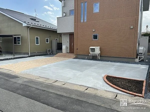天然石調ブロックで施工したアプローチが映える駐車スペース工事