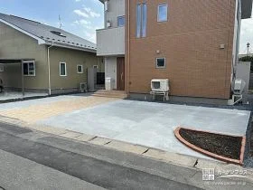 天然石調ブロックで施工したアプローチが映える駐車スペース工事