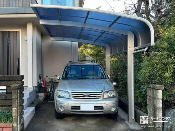 雨の吹込みや日光の差し込みを軽減できる屋根型のカーポート工事