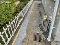 一部舗装された犬走りの未舗装部分も隅々まで雑草対策を万全に
