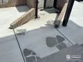 乱形石をあしらった自転車でも行き来しやすいスロープアプローチ