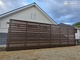 周りを気にせず過ごせる木目調目隠しフェンス[施工後]