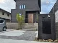 頑丈な土留めがお住まいを守るモダンで高級感溢れる新築外構