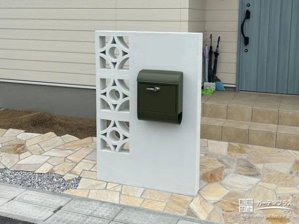 飾り花ブロックを使用した可愛らしい機能門柱