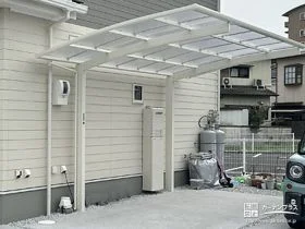 ホワイトカラーのフレームが明るい印象のカーポート設置工事
