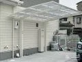ホワイトカラーのフレームが明るい印象のカーポート設置工事
