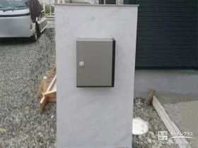 すっきりとしたデザインの門袖[施工後]