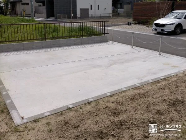 すっきりとしたデザインでお車を守る車止め付き駐車スペース工事