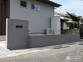 モルタルで仕上げたポスト付き門柱