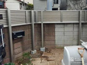 大人の視線の高さに合わせた目隠しルーバーフェンス[施工後]
