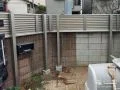 大人の視線の高さに合わせた目隠しルーバーフェンス