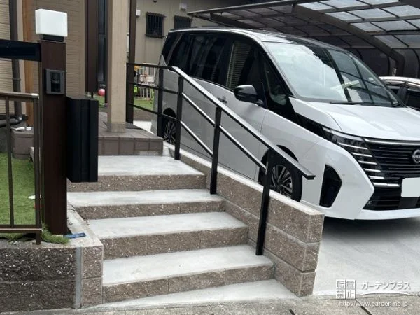 手すり付きで安心な階段の施工と駐車スペースを拡張した工事