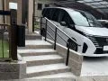 手すり付きで安心な階段の施工と駐車スペースを拡張した工事