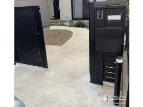 シンプルデザインの機能門柱と夜間も安心なポールライト[施工後]