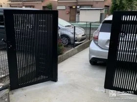 スタイリッシュな縦格子デザインの門扉[施工後]