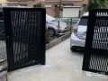 スタイリッシュな縦格子デザインの門扉