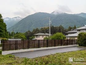 木目調デザインで圧迫感を与えず目隠するフェンス設置校j工事