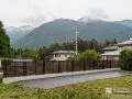 木目調デザインで圧迫感を与えず目隠するフェンス設置校j工事