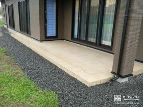 暖色系のタイル貼りでお住まいとマッチし心地の良いテラス工事