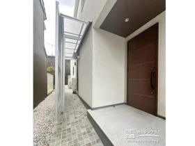 テラス屋根を付け駐輪スペースも兼ねた可愛らしい玄関アプローチ