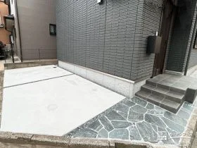 モノトーンでモダンな印象に仕上がった玄関周り[施工後]