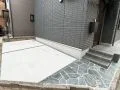 モノトーンでモダンな印象に仕上がった玄関周り