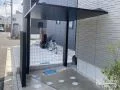フラット屋根がスタイリッシュなサイクルポート
