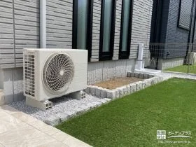 人工芝のお庭の一画に植栽スペースを施工[施工後]