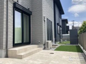 高級感あるタイルテラスと緑豊かな家族団らん空間を施工した工事