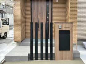 木目調の門柱が柔らかな雰囲気を演出する門周り