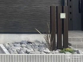 玄関横のロックガーデン風の植栽スペース[施工後]