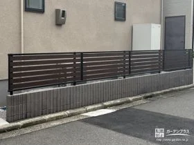 ブラックのフレームと木目調の横板でモダンな印象のフェンス[施工後]