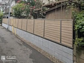 周囲の植栽にも調和する木目調の目隠しフェンス設置工事