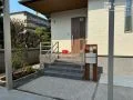玄関ドアとリンクする木目調の機能門柱