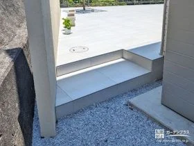 お子さまも安全に行き来できるステップ[施工後]