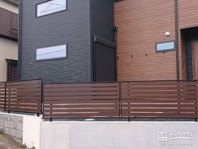 道路境界に圧迫感の無い目隠しフェンスを施工[施工後]