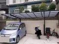 フラット屋根のワイドなカーポートで愛車を保護するリフォーム