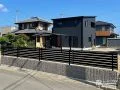 道路との境界を明確にするブロックとフェンス