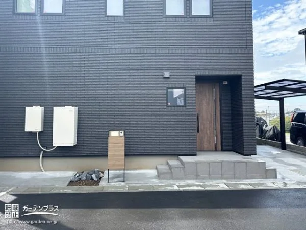 高低差のあるお住まいの安全性に配慮したナチュラルモダンな新築外構