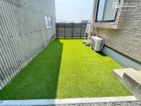いつでも美しい緑を感じられる人工芝のお庭リフォーム工事