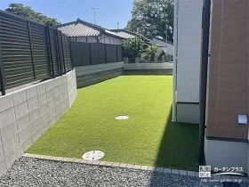 緑鮮やかな人工芝のお庭で快適に遊べる目隠しフェンス設置工事
