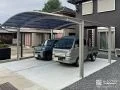 水はけよく雑草が生えない建物周りと優しい印象のカーポート工事