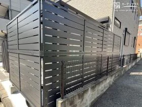 ダスクグレーが落ち着きのある仕上がりの目隠しフェンス[施工後]