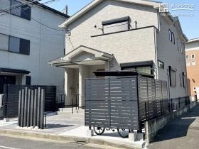 柔らかな雰囲気のグレーで統一感のあるモダンな新築外構