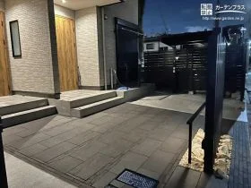 夜のライティングが楽しめるおしゃれなアプローチ