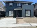 枕木のアプローチがアクセントとなるスタイリッシュな前庭工事