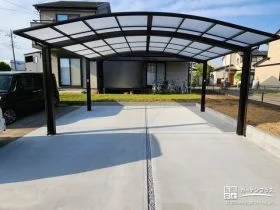 砕石敷きのスリットがスタイリッシュで美しい駐車スペース工事